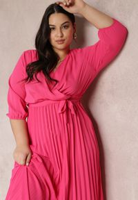 Renee - Różowa Kopertowa Sukienka z Gumką i Paskiem w Talii Zdobiona Plisowaniem Kaylina. Kolekcja: plus size. Kolor: różowy. Wzór: aplikacja. Typ sukienki: kopertowe