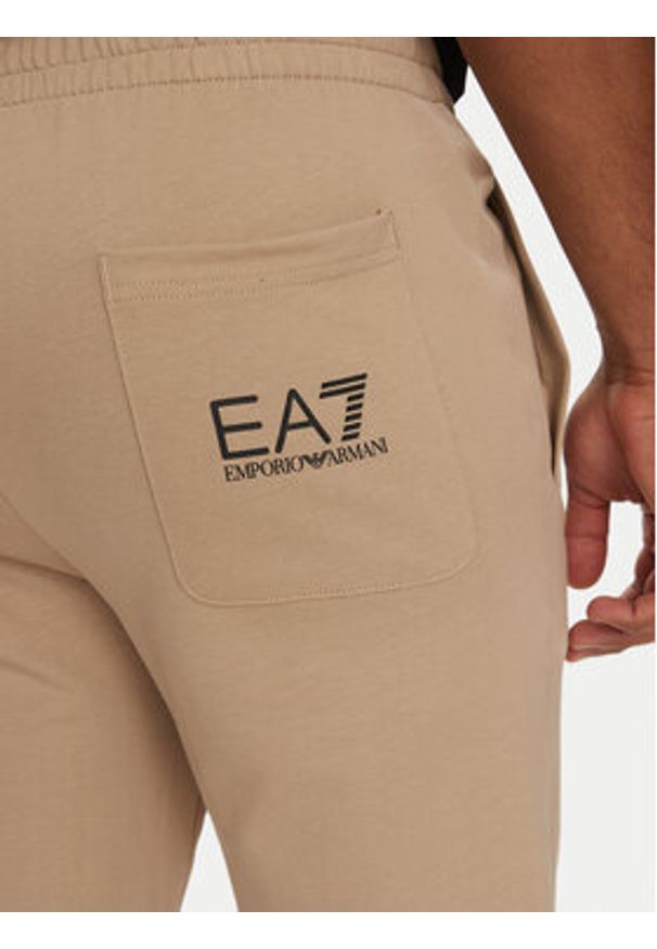 EA7 Emporio Armani Spodnie dresowe 7M000571 AF13512 M1013 Beżowy Regular Fit. Kolor: beżowy. Materiał: bawełna