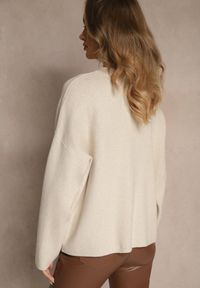 Renee - Jasnobeżowy Sweter z Metalicznymi Guzikami na Ramieniu Ederlia. Okazja: na spotkanie biznesowe, do pracy. Typ kołnierza: golf. Kolor: beżowy. Materiał: skóra. Styl: elegancki, biznesowy