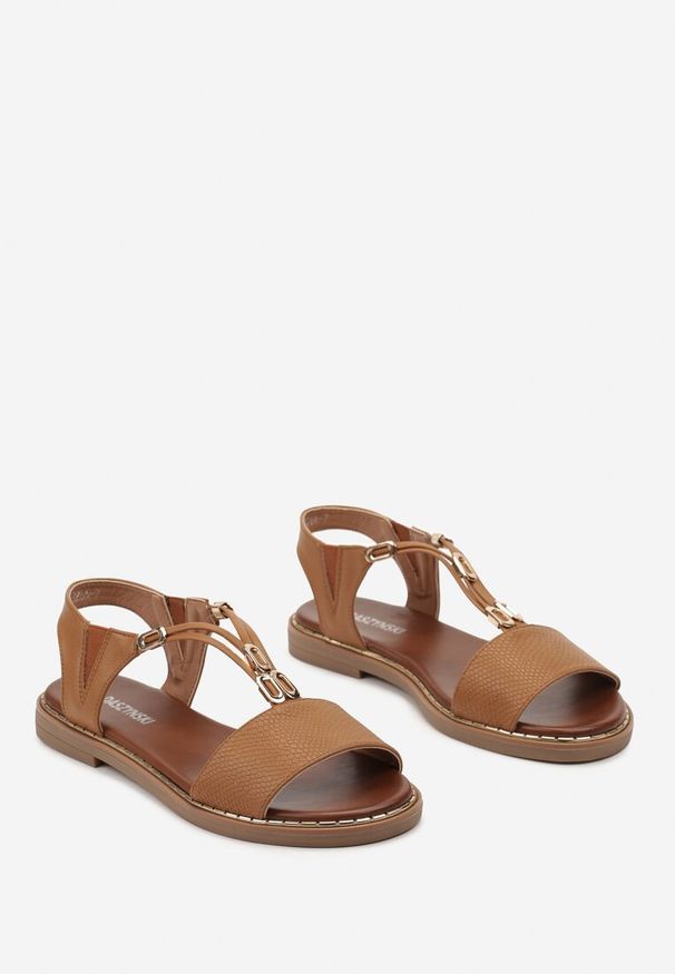 Renee - Brązowe Sandały na Płaskiej Podeszwie z Tłoczonymi Paskami Wykończone Metalową Ozdobą Jetella. Okazja: na co dzień. Zapięcie: pasek. Kolor: brązowy. Materiał: len. Wzór: aplikacja. Sezon: lato. Obcas: na płaskiej podeszwie. Styl: casual, elegancki