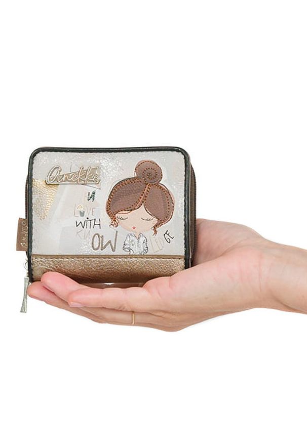 Portfel damski Anekke, z efektownym nadrukiem i metalowym logo zapinany na suwak wyposażony w przegrody na karty kieszeń na monety, brązowy, 42809-90. Kolor: brązowy. Wzór: nadruk