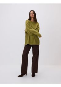 Reserved - Gładki sweter - oliwkowy. Kolor: oliwkowy. Materiał: wełna, dzianina. Wzór: gładki