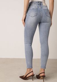 Born2be - Niebieskie Dopasowane Bawełniane Jeansy Neviline. Okazja: na co dzień. Kolor: niebieski. Styl: casual, klasyczny #3