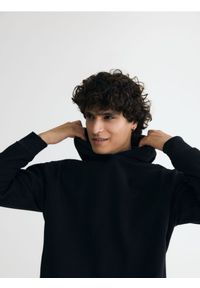Reserved - Bluza regular z kapturem - czarny. Kolor: czarny. Materiał: dzianina, bawełna