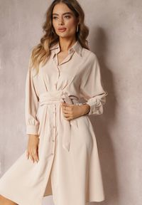 Renee - Beżowa Koszulowa Sukienka Trapezowa z Wiązanym Paskiem Kohana. Kolor: beżowy. Materiał: materiał. Długość rękawa: długi rękaw. Typ sukienki: koszulowe, trapezowe