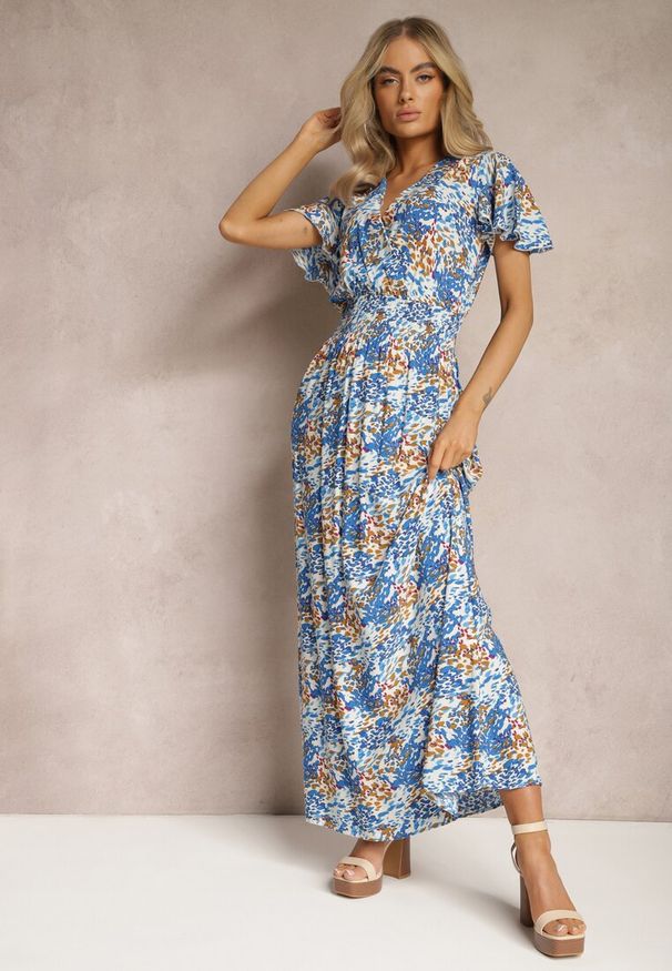 Renee - Niebiesko-Żółta Długa Sukienka Wiskozowa z Gumką w Talii i Falbanką Przy Krótkich Rękawach Glossme. Kolor: niebieski. Materiał: wiskoza. Długość rękawa: krótki rękaw. Wzór: kolorowy, aplikacja. Sezon: lato. Długość: maxi