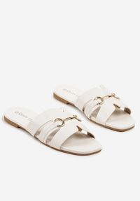 Born2be - Białe Klapki z Metaliczną Klamrą Addbina. Okazja: na co dzień. Kolor: biały. Wzór: aplikacja. Sezon: lato. Styl: klasyczny, elegancki, casual #5
