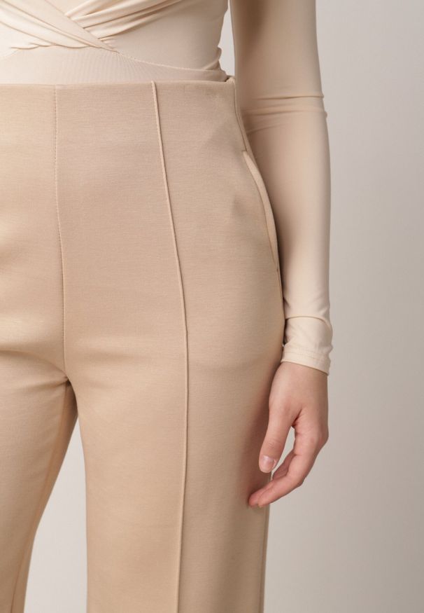 Born2be - Beżowe Eleganckie Spodnie z Bawełny i Wiskozy w Kant Valelia. Okazja: na co dzień, na spotkanie biznesowe, do pracy. Kolor: beżowy. Materiał: wiskoza, bawełna. Styl: elegancki