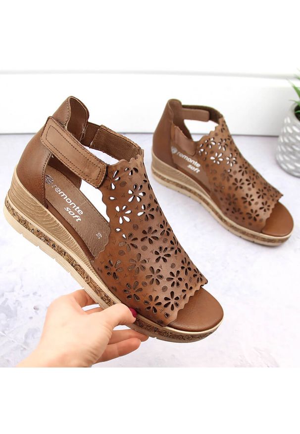 Skórzane komfortowe sandały damskie na koturnie zabudowane brązowe Remonte D3056-24. Kolor: brązowy. Materiał: skóra ekologiczna. Obcas: na koturnie