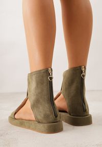 Renee - Zielone Sandały Typu Botki Ozdobione Metaliczną Klamrą z Przodu Adrasaia. Zapięcie: klamry. Kolor: zielony. Wzór: aplikacja. Sezon: lato #7