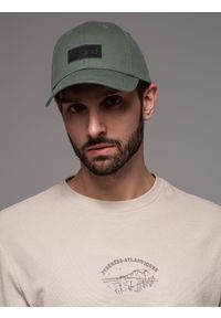 Ombre Clothing - Męska czapka bejsbolówka z daszkiem oraz prostokątną naszywką – khaki V6. Kolor: brązowy. Materiał: bawełna. Wzór: aplikacja. Styl: klasyczny, sportowy, casual, elegancki