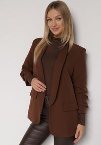 Born2be - Jasnobrązowa Niezapinana Marynarka Pudełkowa z Wiskozą z Marszczonymi Rękawami Feniravia. Okazja: do pracy, na spotkanie biznesowe. Kolor: brązowy. Materiał: wiskoza. Styl: biznesowy #2