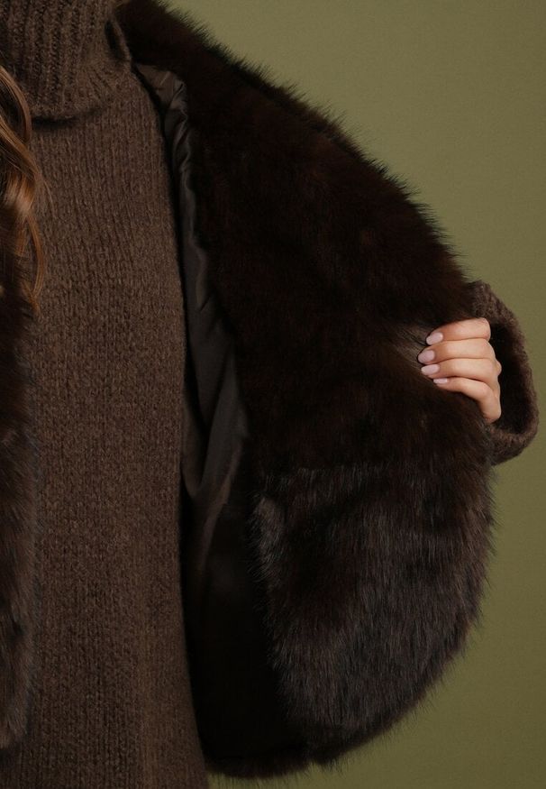 Born2be - Brązowa Kurtka Futerko o Kroju Oversize z Kapturem Nalienta. Okazja: na co dzień. Typ kołnierza: kaptur. Kolor: brązowy. Materiał: futro. Styl: casual, elegancki