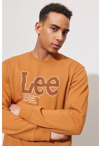 Lee - LEE SEASONAL LOGO CREW SWS MĘSKA BLUZA NADRUK CARAMEL L84QTJ99. Wzór: nadruk