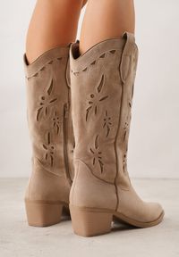 Born2be - Ciemnobeżowe Botki Kowbojki na Stożku z Imitacji Zamszu z Ażurowymi Wstawkami Crela. Okazja: na co dzień, na randkę. Kolor: beżowy. Materiał: zamsz. Wzór: ażurowy. Obcas: na stożku. Styl: casual, elegancki, boho, klasyczny. Wysokość obcasa: niski #5