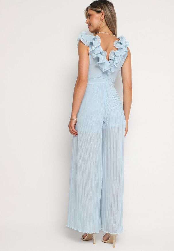 Born2be - Niebieski Plisowany Kombinezon Koktajlowy Ozdobiony Falbanami z Szerokimi Nogawkami Frelfrea. Kolor: niebieski. Materiał: materiał. Wzór: aplikacja. Styl: wizytowy