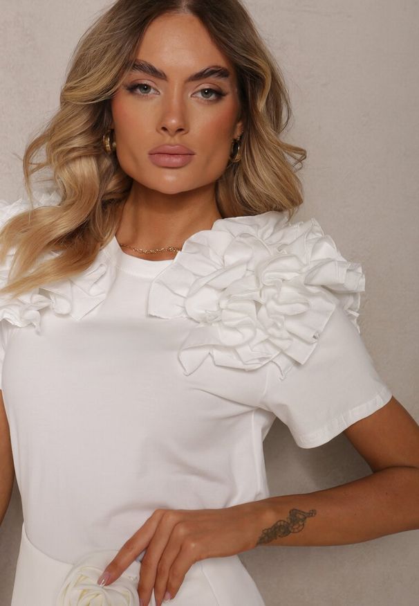 Renee - Biały T-shirt z Bawełny Ozdobiony Bufiastymi Falbankami Kandrra. Typ kołnierza: kołnierz z falbankami. Kolor: biały. Materiał: bawełna. Wzór: aplikacja