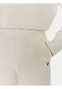 Guess Spodnie dresowe Olympe V4YB07 KCAY2 Beżowy Relaxed Fit. Kolor: beżowy. Materiał: syntetyk #6