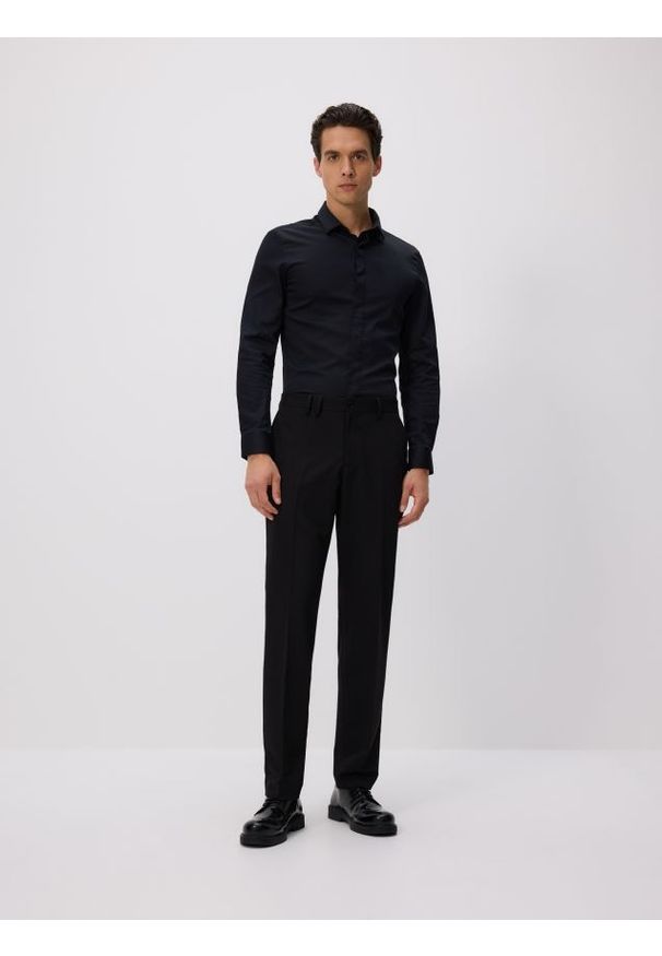 Reserved - Gładka koszula super slim fit - czarny. Kolor: czarny. Materiał: tkanina, bawełna. Wzór: gładki