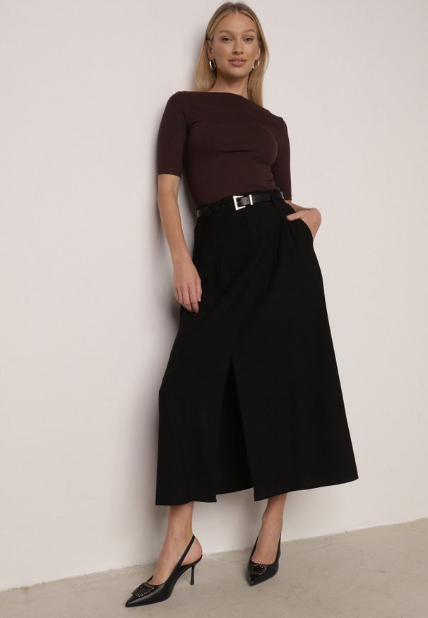 Born2be - Czarna Wiskozowa Spódnica o Rozkloszowanym Kroju z Rozcięciem i Paskiem Jaelia. Okazja: na co dzień, na spotkanie biznesowe, do pracy. Kolor: czarny. Materiał: wiskoza. Styl: casual, biznesowy, elegancki