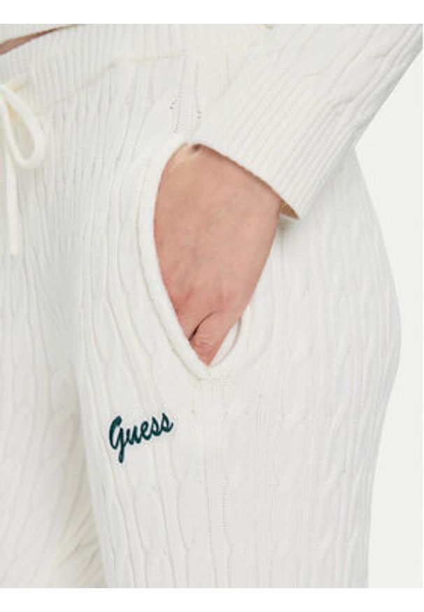 Guess Spodnie dzianinowe V5BB20 Z0572 Écru Regular Fit. Materiał: syntetyk