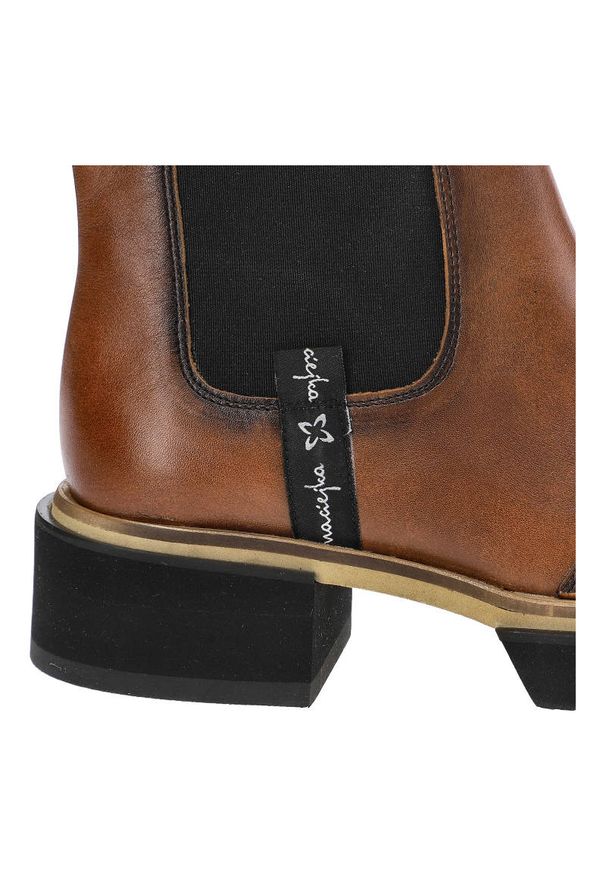 Brązowe Botki Maciejka Damskie Stylowe Obuwie. Okazja: na co dzień. Kolor: brązowy. Materiał: guma, materiał, jeans, skóra. Szerokość cholewki: normalna. Wzór: kwiaty. Obcas: na obcasie. Styl: elegancki. Wysokość obcasa: niski