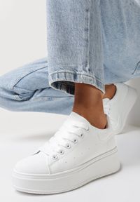 Born2be - Białe Sneakersy na Platformie z Kontrastową Wstawką z Tyłu Lehastia. Kolor: biały. Obcas: na platformie #1