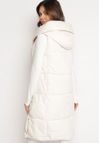 Born2be - Jasnobeżowa Długa Kamizelka z Nieodpinanym Kapturem i Wsuwanymi Kieszeniami Almanessa. Kolor: beżowy. Długość: długie. Wzór: aplikacja #4