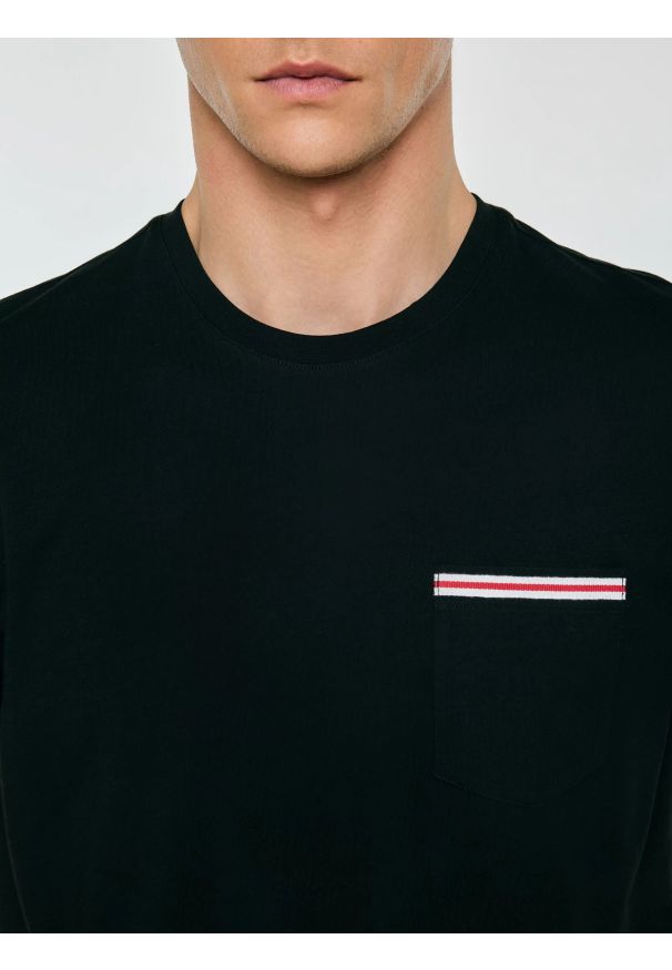 Big-Star - Koszulka męska z kieszonką czarna Toms 906. Okazja: na co dzień. Kolor: czarny. Materiał: dzianina, bawełna. Wzór: aplikacja. Styl: casual, klasyczny