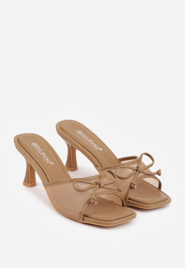 Born2be - Ciemnobeżowe Siateczkowe Klapki na Szpilce Ozdobione Kokardą Vikisae. Okazja: na co dzień. Kolor: beżowy. Materiał: jeans. Wzór: aplikacja. Obcas: na szpilce. Styl: casual