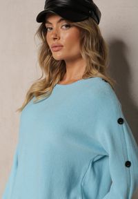 Renee - Jasnoniebieski Sweter z Wiskozą i Bawełną Ozdobiony Guzikami Ciavonne. Okazja: na co dzień. Kolor: niebieski. Materiał: bawełna, wiskoza. Długość rękawa: długi rękaw. Długość: długie. Wzór: aplikacja. Styl: casual #4