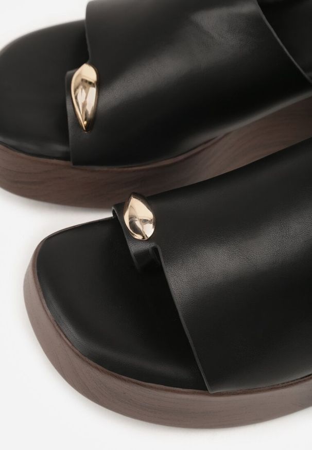 Renee - Czarne Klapki Japonki na Koturnie w Stylu Drewniaków Triaqueena. Kolor: czarny. Materiał: jeans, koronka. Wzór: aplikacja. Sezon: lato. Obcas: na koturnie