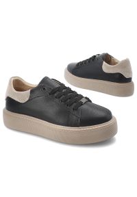 Sneakersy damskie Filippo, wykonane ze skóry naturalnej klasyczny sznurowany fason zaokrąglony nosek oraz modna podeszwa na platformie, czarne, DP611. Okazja: na co dzień. Zapięcie: sznurówki. Kolor: czarny. Materiał: skóra. Szerokość cholewki: normalna. Obcas: na platformie. Styl: klasyczny #7