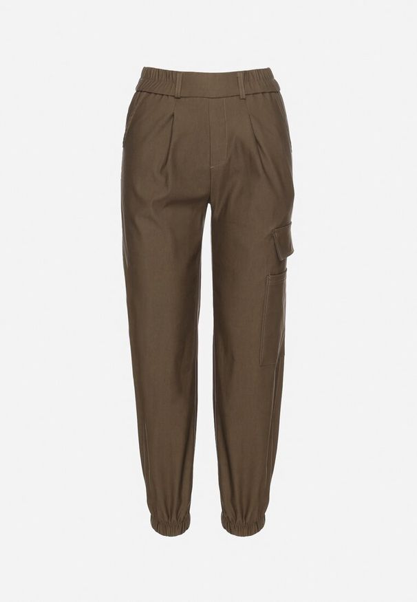 Born2be - Ciemnozielone Spodnie Bojówki z Gumka w Pasie i na Dole przy Nogawkach Ozdobione Kieszenią z Klapą Veralie. Okazja: na co dzień. Kolor: zielony. Materiał: bawełna. Wzór: aplikacja. Styl: klasyczny, casual, militarny, elegancki