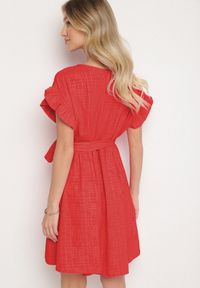 Born2be - Czerwona Sukienka Ozdobiona Falbankami i Paskiem Izulira. Typ kołnierza: kołnierz z falbankami. Kolor: czerwony. Wzór: aplikacja. Styl: elegancki #7