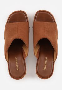 Born2be - Brązowe Klapki Drewniaki z Imitacji Zamszu na Koturnie Zdobione Nitami Edraele. Okazja: na co dzień. Kolor: brązowy. Materiał: zamsz. Wzór: aplikacja. Obcas: na koturnie. Styl: boho, casual, klasyczny, elegancki #7