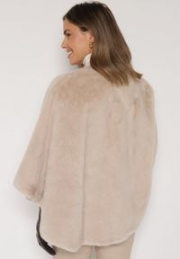 Born2be - Beżowe Ponczo z Futerkiem i Wiązanym Paskiem Monalena. Okazja: do pracy, na co dzień, na spotkanie biznesowe. Kolor: beżowy. Materiał: futro. Styl: casual, elegancki, biznesowy #4