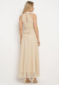 Born2be - Beżowa Wieczorowa Sukienka ze Stójką Wiązana w Talii Ozdobiona Siateczką Nestasoni. Okazja: na imprezę. Typ kołnierza: kołnierzyk stójkowy. Kolor: beżowy. Materiał: satyna. Długość rękawa: bez rękawów. Wzór: aplikacja. Styl: wizytowy #4