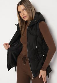 Born2be - Czarna Casualowa Kamizelka z Kapturem i Pikowanymi Przeszyciami Caletta. Okazja: na co dzień. Typ kołnierza: kaptur. Kolor: czarny. Materiał: jeans. Styl: casual #4