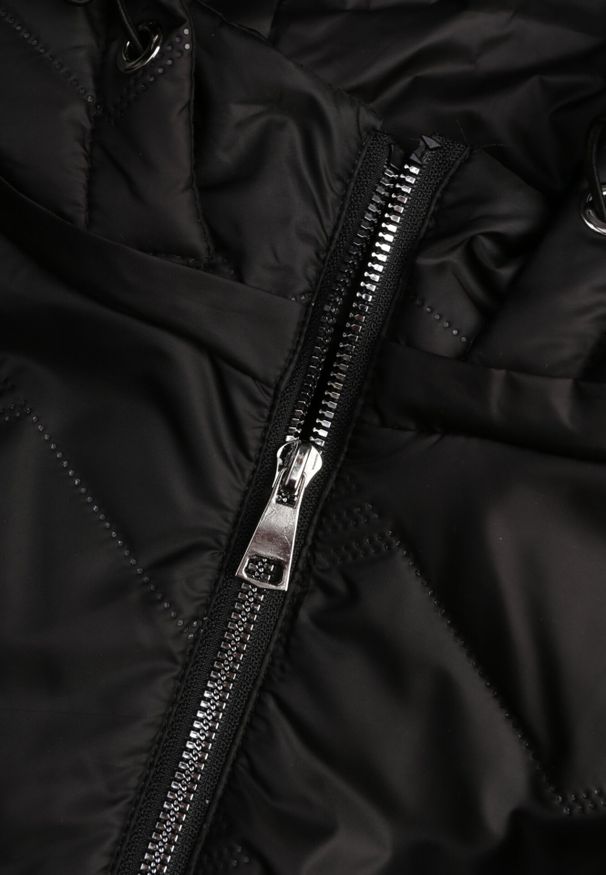 Born2be - Czarna Przejściowa Pikowana Kurtka z Odpinanym Kapturem Nevistta. Okazja: na spacer, na co dzień, do pracy. Kolekcja: plus size. Kolor: czarny. Materiał: poliester, jeans. Styl: casual, elegancki