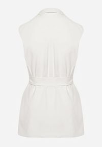 Renee - Biała Elegancka Kamizelka Stylizowana na Wiązaną Marynarkę Bez Rękawów Qirama. Okazja: na co dzień. Kolor: biały. Długość rękawa: bez rękawów. Sezon: wiosna, lato. Styl: elegancki #4