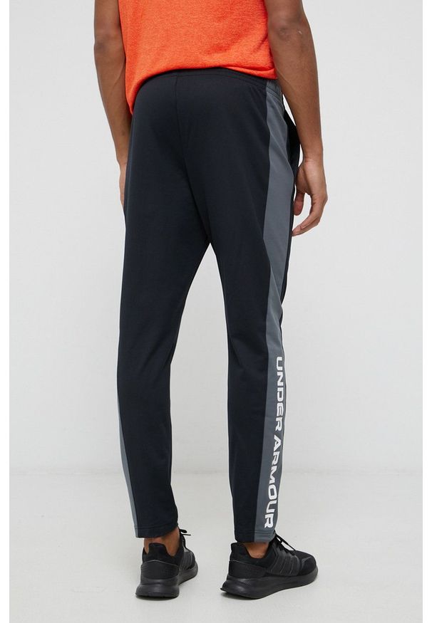 Under Armour - Spodnie. Kolor: czarny. Materiał: dzianina. Wzór: nadruk