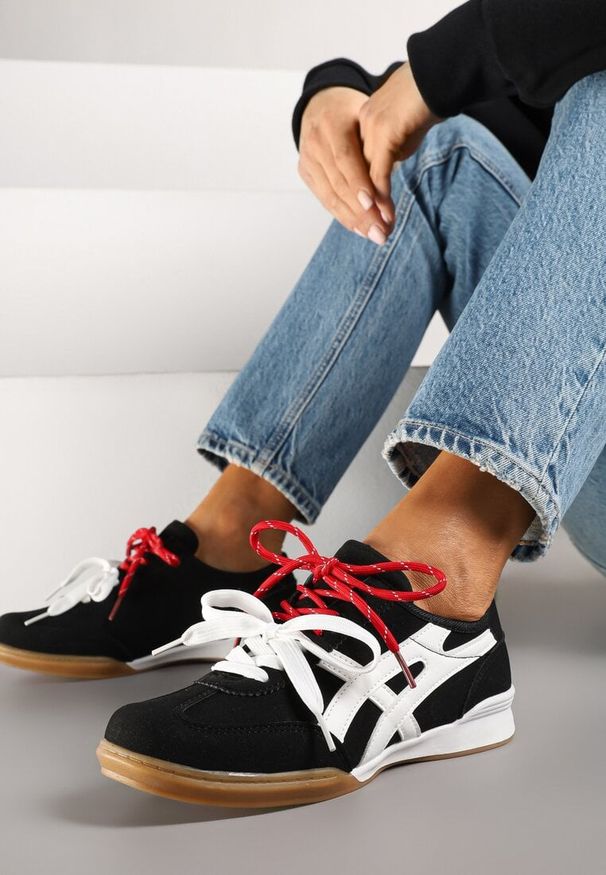Born2be - Czarne Sneakersy z Podwójnym Wiązaniem Ozdobione Paskami Varozi. Okazja: na co dzień. Zapięcie: pasek. Kolor: czarny. Materiał: jeans. Wzór: aplikacja