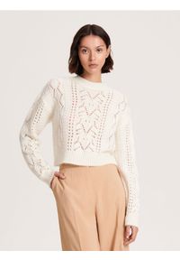 Reserved - Sweter z ażurowym wzorem - kremowy. Kolor: kremowy. Materiał: dzianina. Długość: krótkie. Wzór: ażurowy