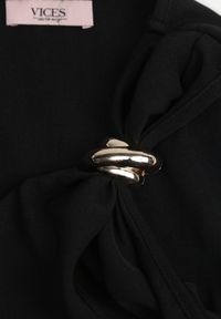 Renee - Czarna Sukienka VICES z Metaliczną Ozdobą na Ramieniu Coraena. Okazja: na randkę. Kolor: czarny. Wzór: aplikacja. Typ sukienki: asymetryczne. Styl: elegancki #4