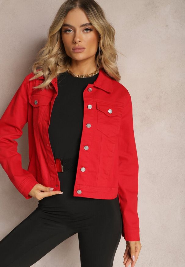 Renee - Czerwona Jeansowa Kurtka z Bawełny z Guzikami i Kieszeniami Ainztia. Kolor: czerwony. Materiał: bawełna, jeans