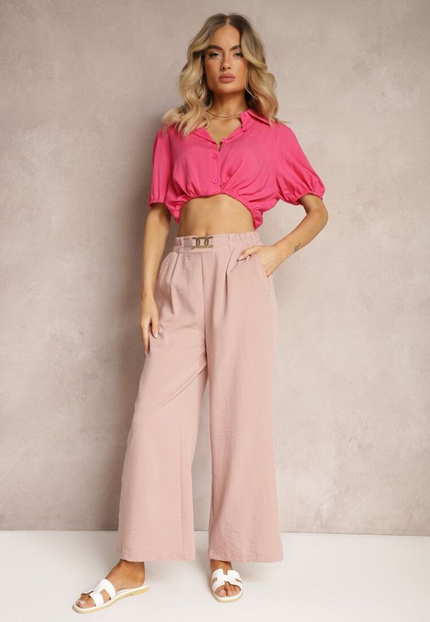 Renee - Jasnoróżowe Spodnie z Szerokimi Nogawkami w Stylu Palazzo High Waist z Gumką w Pasie z Ozdobnym Elementem Ellsiana. Okazja: na co dzień. Stan: podwyższony. Kolor: różowy. Materiał: bawełna. Styl: elegancki, casual