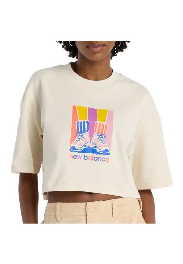 Koszulka damska New Balance WT53904LIN - beżowa. Kolor: beżowy. Materiał: bawełna. Długość rękawa: krótki rękaw. Długość: krótkie. Wzór: napisy