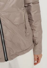 Born2be - Ciemnobeżowa Pikowana Kurtka o Dwustronnym Kroju z Odpinanym Kapturem Zeorina. Okazja: na co dzień. Kolor: beżowy. Materiał: jeans. Wzór: gładki. Styl: casual, elegancki #3