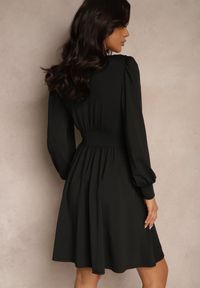 Renee - Czarna Sukienka z Wiskozą o Rozkloszowanym Kroju Selaitea. Okazja: na co dzień. Typ kołnierza: dekolt w serek. Kolor: czarny. Materiał: wiskoza. Styl: elegancki, casual #4